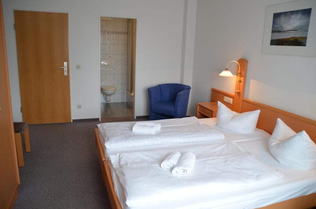Hotel-Pension Pastow Garni Broderstorf Ngoại thất bức ảnh